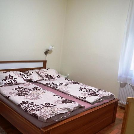Henrietta - Violetta Apartman Hajduszoboszlo Exterior photo