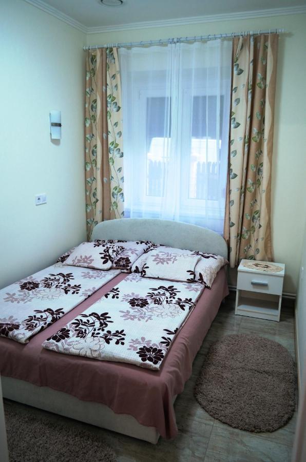 Henrietta - Violetta Apartman Hajduszoboszlo Exterior photo