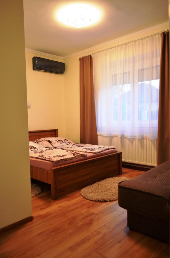 Henrietta - Violetta Apartman Hajduszoboszlo Exterior photo