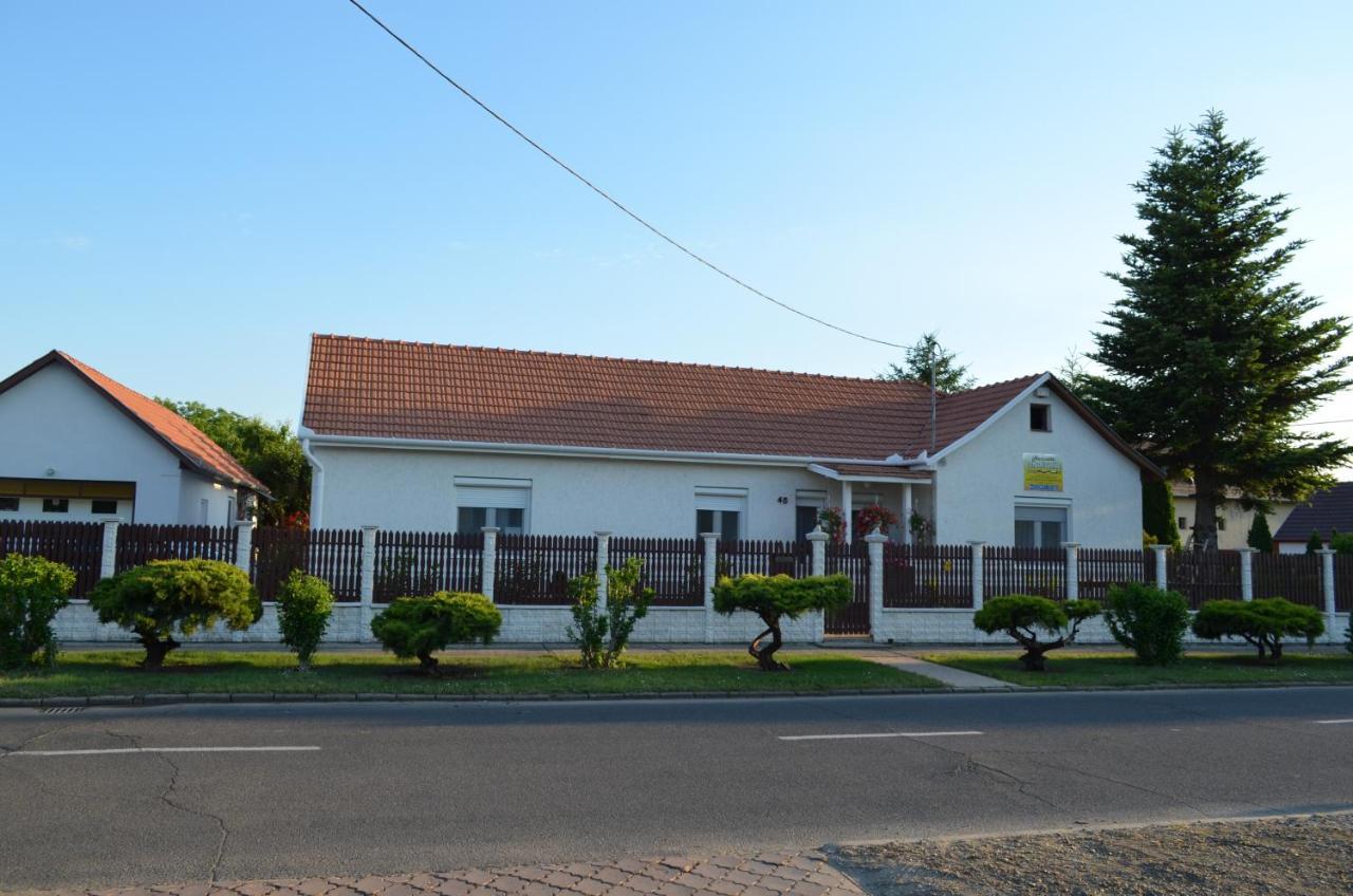 Henrietta - Violetta Apartman Hajduszoboszlo Exterior photo
