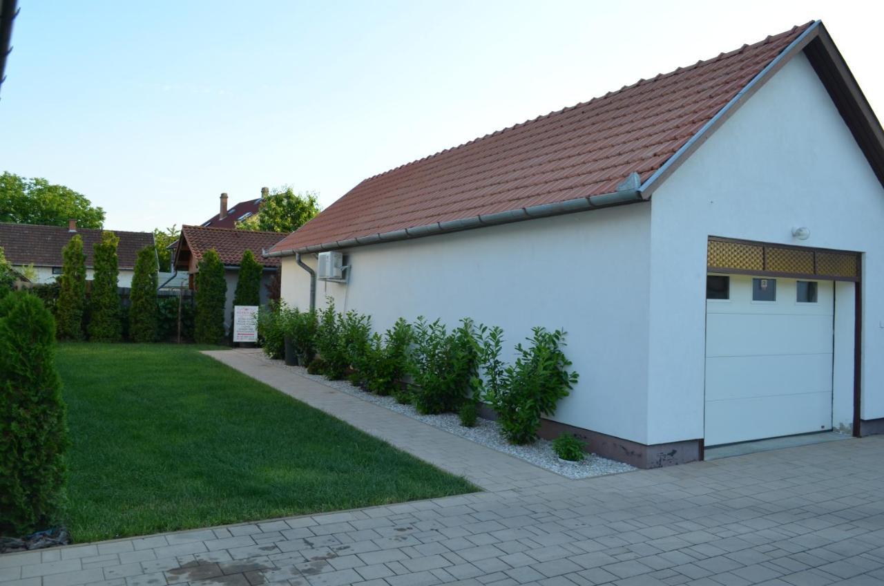 Henrietta - Violetta Apartman Hajduszoboszlo Exterior photo