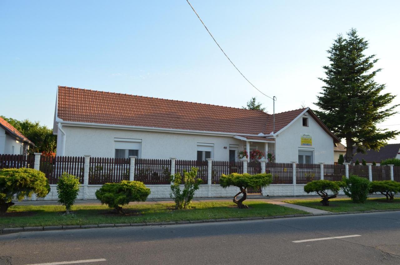 Henrietta - Violetta Apartman Hajduszoboszlo Exterior photo
